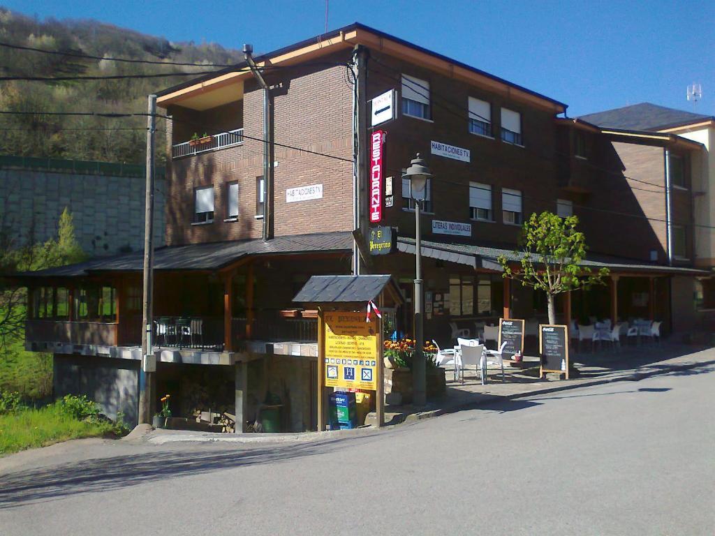 La Portela de Valcarce Hostal El Peregrino المظهر الخارجي الصورة