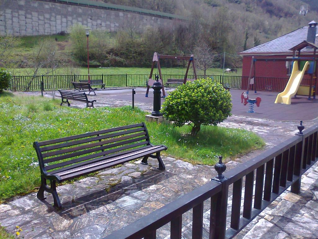La Portela de Valcarce Hostal El Peregrino المظهر الخارجي الصورة